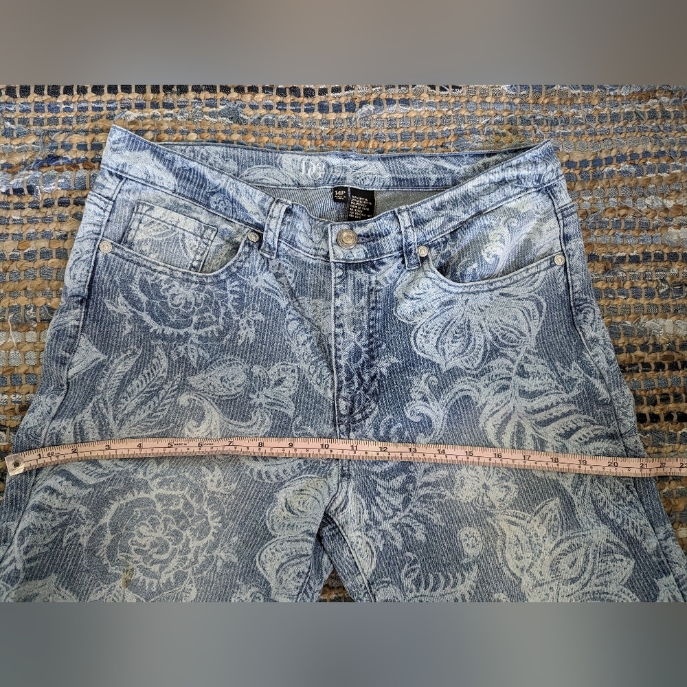 DG2 Diane Gilman Women's Jeans Cropped Flare Blue & White Allover Print SZ 14P - Picture 5 of 10